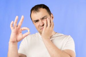 Man holding wisdom tooth